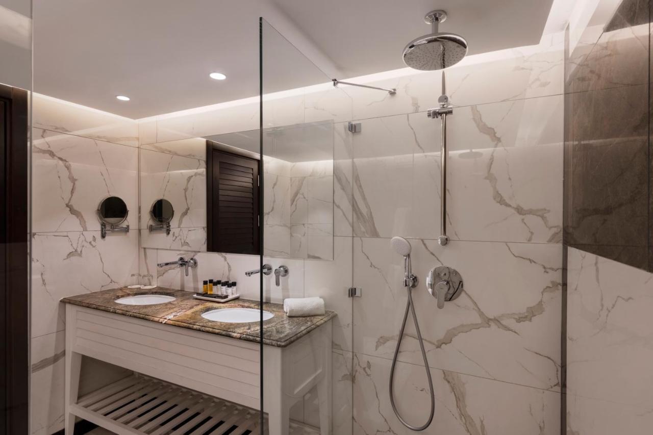 Orchid Eilat Hotel Exterior foto A shower with a fixed shower head and handheld shower head